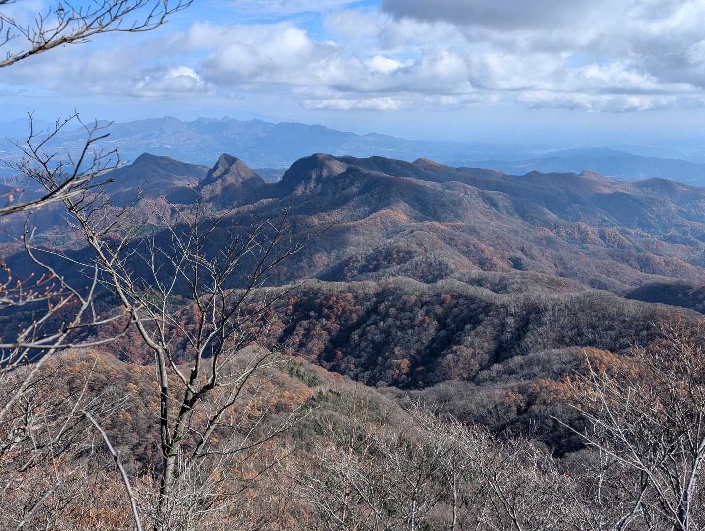 剣の峰、角落山　奥に榛名山
歩いてきた稜線も見えています