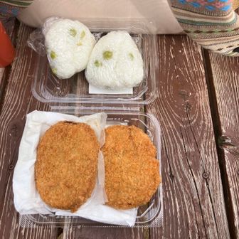 今日に限って
おやつ忘れてる。（ ;  ; ）
豆ご飯🍚
近所の奥様より
頂きました🙏