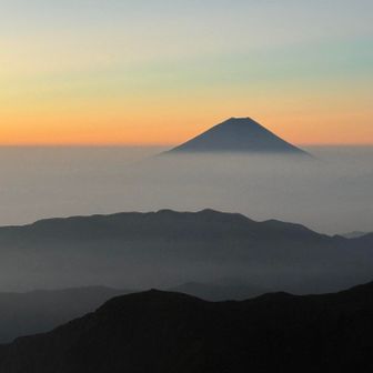 昨日は姿を隠した富士山🗻
今日はとっても綺麗に見えてます🤩

体調も完全復活👍
朝食後に間ノ岳⛰️へと縦走開始です🥾