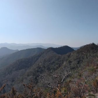 七座目、間の峰に到着。歩いてきた和気アルプスを振り返る。