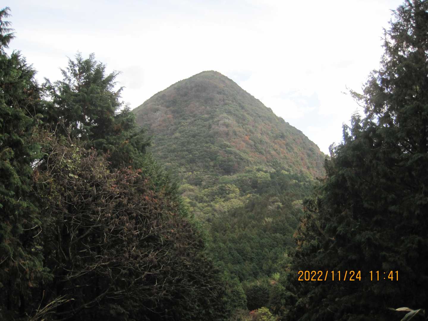 下山の最終コーナー、三の岳が見えてきました。