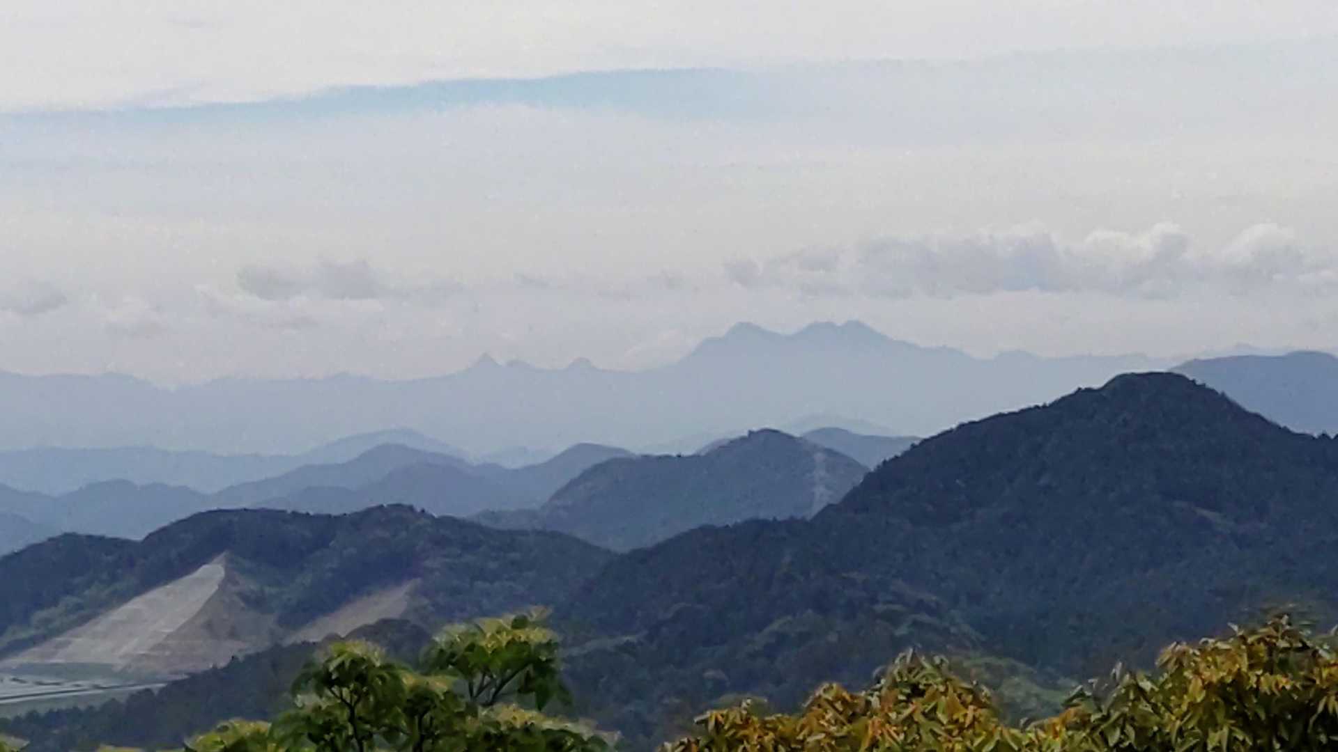 英彦山が見えてますよ〜と教えて頂きました✨
英彦山、鷹ノ巣山がクッキリ👀
空気が澄んでる時に見れるそうです🙌