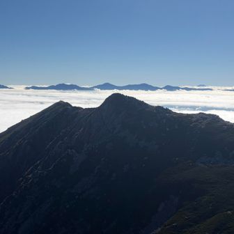 伊奈麻紀岳（伊那前岳）と雲海の南アルプス