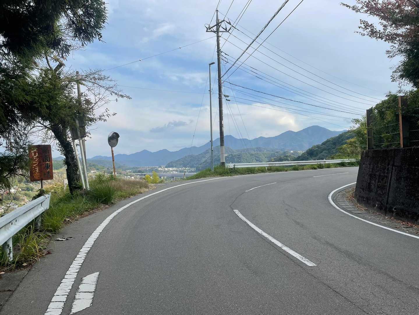 チラチラ景色が見えますので、飽きませんが、意外にも車の往来が多いです。