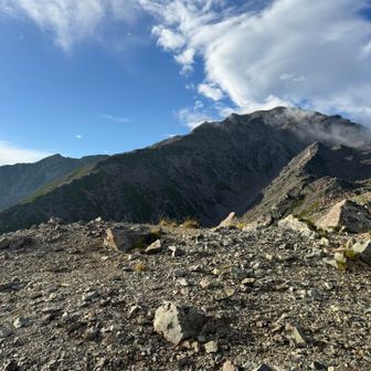 間ノ岳と三峰岳！このまま焼けてくれるかと思ったけど、この後またすぐにガスガスに…