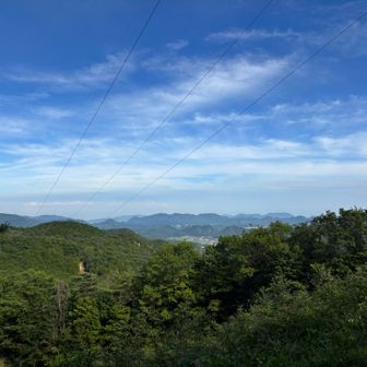 青い空綺麗🤩
わずかに三原市の市街地(本郷付近？)をとらえてます。また、完全に見えませんけど、遠くに因島大橋の橋脚のてっぺん付近をとらえてました。