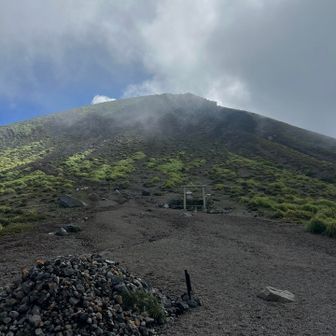 高千穂峰のピークがまたガスで隠れそう…