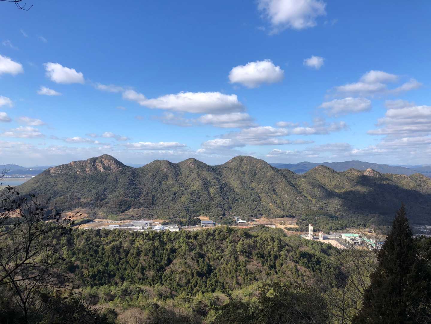 山頂下の展望所からは、火の山連峰⛰