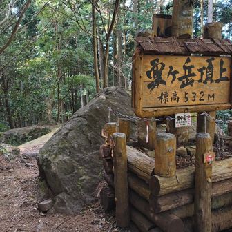 山頂標識いっぱいあります　
YAMAPの標識もあります