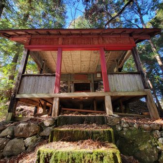 古き平家の末裔が崇めた神社だけど、落書きが痛々しい😵