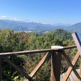 八重山の展望台は結構立派で、彼方に富士山が見える。
今は少し気温が高くて煙っているけど、冬なら綺麗なんだろうな。