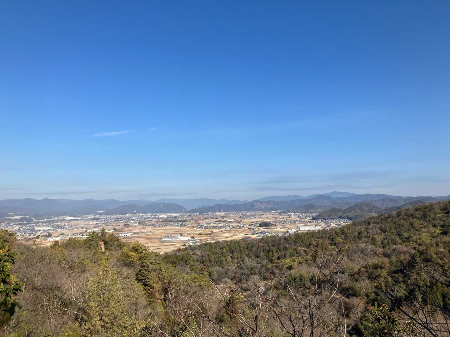 北側。昨日登った笠形山が見えてる？