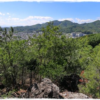 眺望はというと、山頂の岩に登ってようやくこんな感じ。