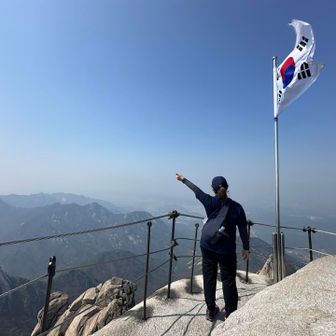 筑波山的な感じかなあ。景色は周りの岩山の他は市街地が見えてます。山頂にいた方が撮ってくれました。