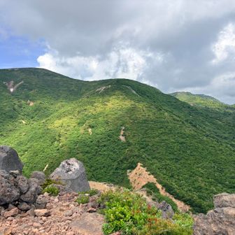 次に向かう一切経山と家形山が
ぐんと近づいてきた