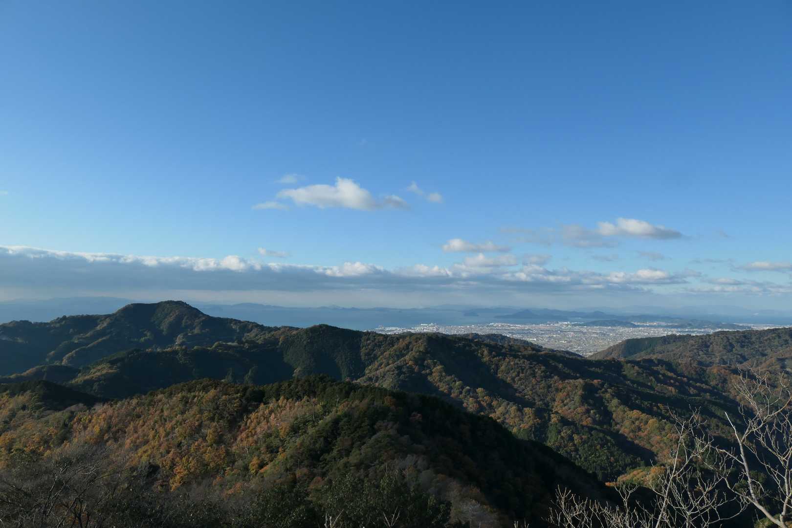 海まで見えます🤩
左のポッコリは谷上山？
縦走してみたいな🤭(言うだけ)