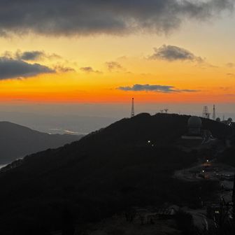 ちょい早起きし 自宅から１時間弱の⛰️脊振山山頂到着☺️
🅿️駐車場は満車状態で車溢れてました😢
本日の日の出は🕖7時22分