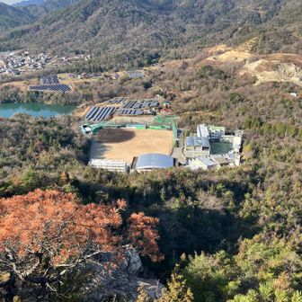 武田中・高。こっちから高松山に上がるルートもあるみたいだが。