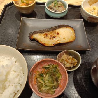 お目当てはやはりキング・オブ・最強（西京）焼きの「銀だら」の定食
おばんざいのごとく小鉢が5つも付いてくるのが京都らしい粋なはからい
美味なり