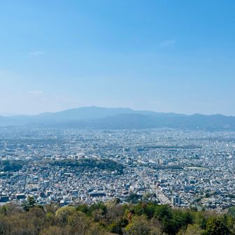 京都市街
私の実家はどこかなぁー？船岡山の裾あたりなんだけど、、、
子供の時家族でよくここまで登ってきました
小学生の時、ここに来ると
自分の悩みなんかいかにちっぽけな事なんだと思え、元気になったことを今でも覚えてます
