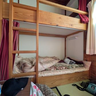 長蔵小屋の小さい個室。コタツは電気式。ベッドは二段ベッド✖2。このお部屋を一人で使いました🐢