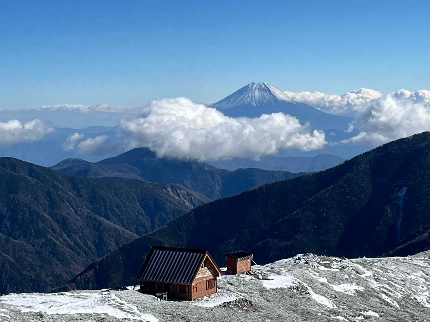 小河内岳往復 | 遥かな稜線が繋ぐ天空のオアシス、富士と塩見を望む大パノラマの写真