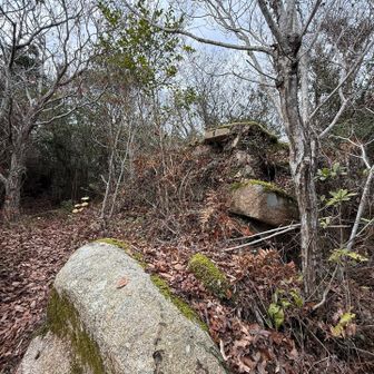 所々の巨大な岩に、金属が刺さッてるのはナゼなんだろ？
なんの為に？
