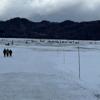 大沼を横切って
ワカサギ釣りの人いっぱいいます