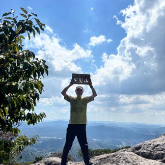 この山頂標識持ちたかった☺️
この日は終始激暑で、山頂は日が肌にジリジリくる激暑です。滝汗💦