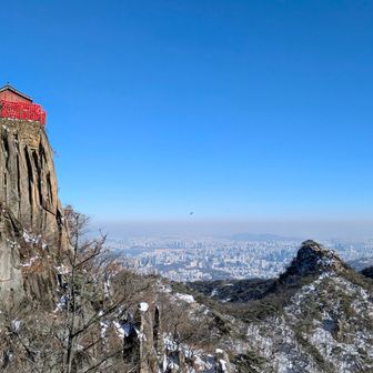 山頂の断崖絶壁に建つ恋主台(左)。赤いのは提灯。一見の価値、すごくあり❗