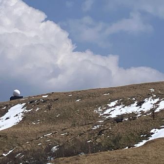 頂上の球体が見える