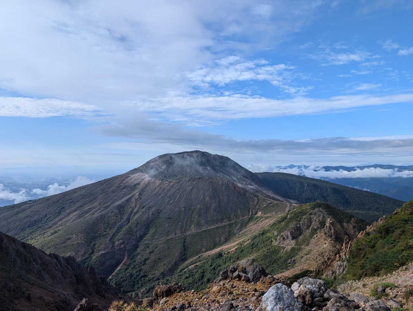 那須の雄大な山並みを一望、なだらかな緑の絨毯をのんびり進む雲上の旅の写真