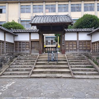 出水小学校には、江戸時代の門が残ってます。