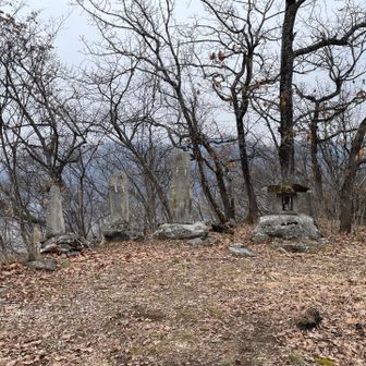 頂上の様子。お参りして初の東峰目指す