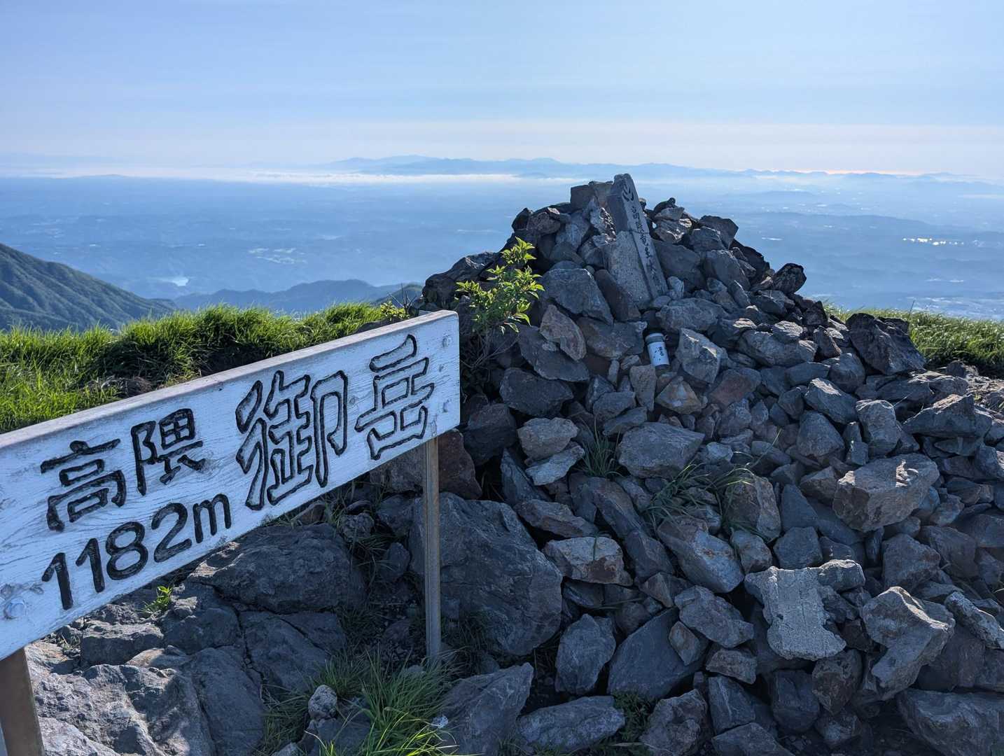 梅雨とは思えぬ快晴の頂上
360°の展望