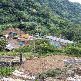 くろがね小屋建て替え中