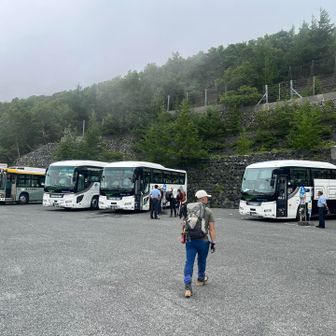 セーフ！14時発のバスの補助席に滑り込み、山行終了！