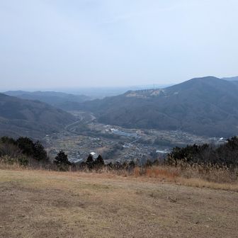 雨乞山山頂の南斜面がパラグライダーの離陸所になっています。南風が入って暖かい。