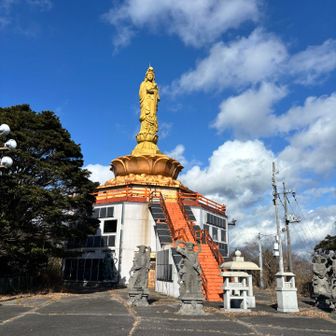 今は夜光らないが立派に建ってる
