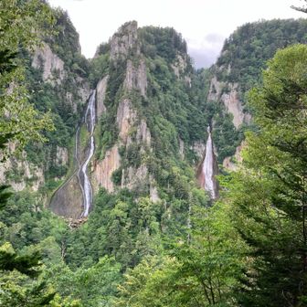 右の谷間に黒岳が見えるはず