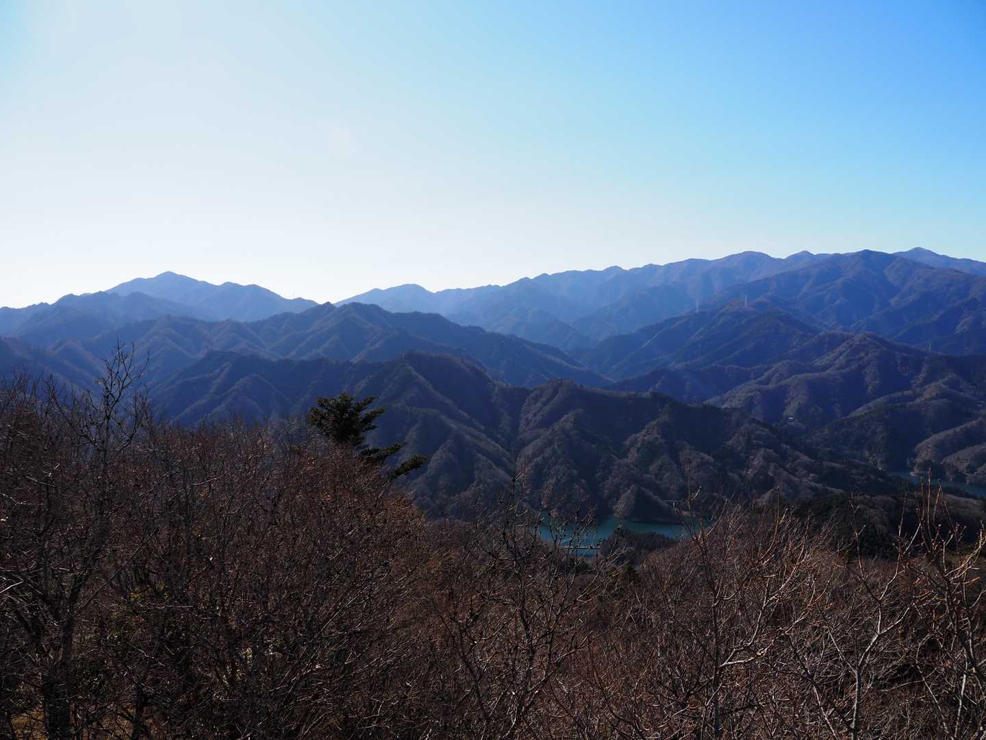 大山から丹沢の稜線。