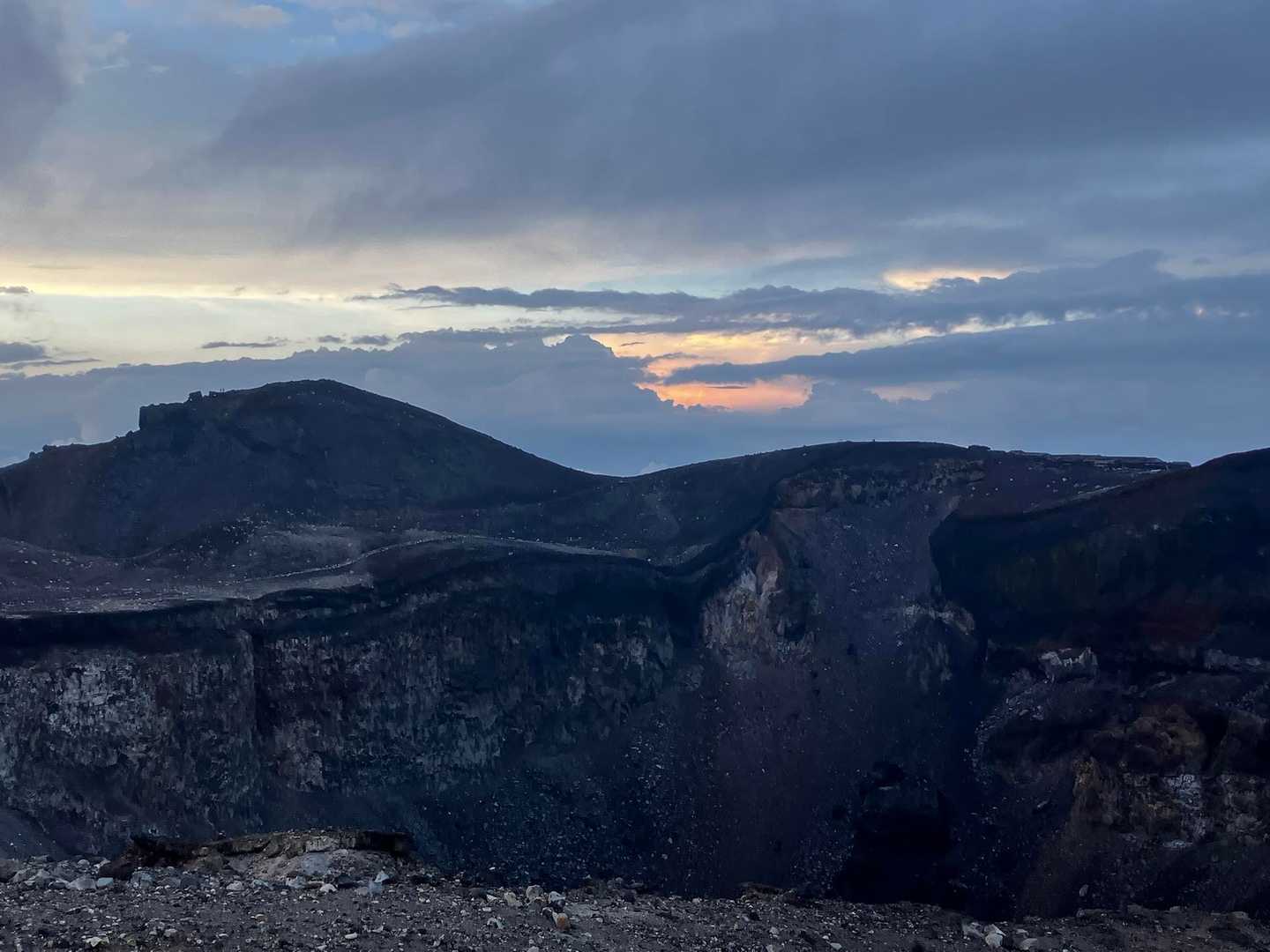 振り返る北向きの景色　目の前は御鉢です