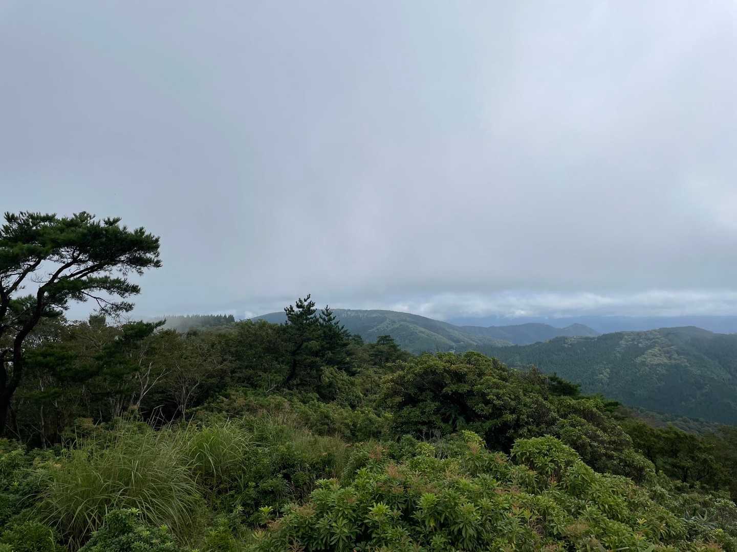 南東方面
段が峰が近くに見える