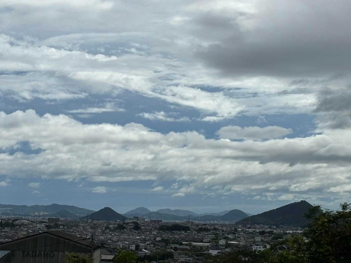 お墓まで下りてきての景色