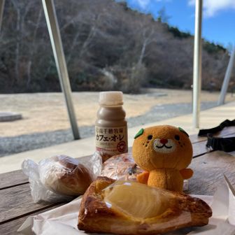 芦屋川駅で買ったパン🍞うまい😋‼️
しんさんに入れて頂いたあったかいコーヒー☕︎も最高‼️