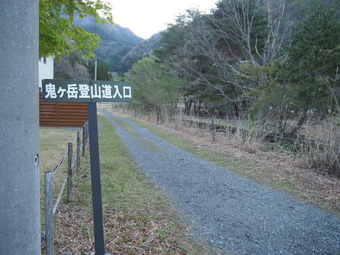 雲が上がってこなければ素晴らしい絶景！急ぐも…ここは急登続きだからな〜