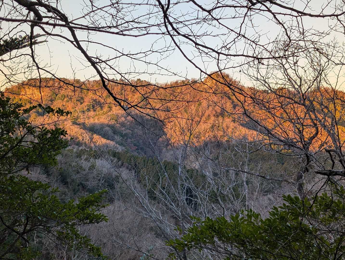 朝日が昇り山を染める