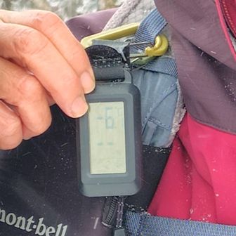 マイナス6℃。寒いはずだ。
モウリスさんのレポで見て、速攻ポチリました。大きな文字の寒暖計欲しかったんです。