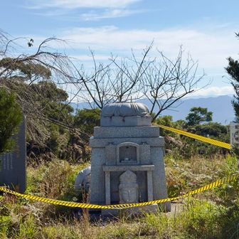 頂上の像は、地震で被災