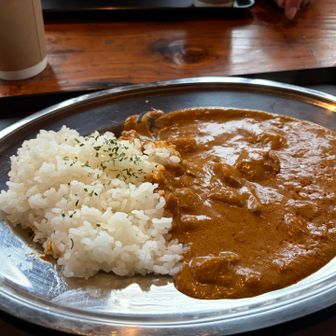 カブリ岩から30分〜40分ほどで大槍ヒュッテ。ランチタイムで落ち着きました。
マッサムカレー
